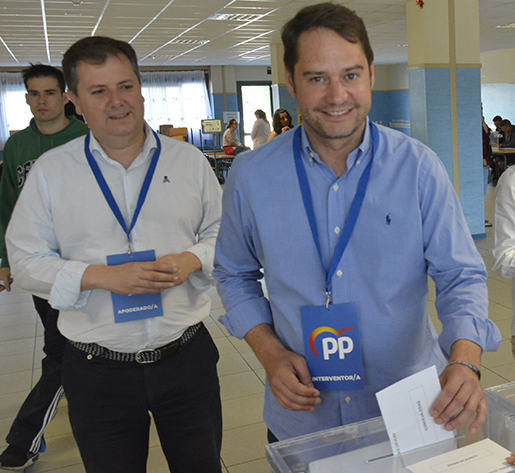 Ignacio Vázquez votando en las elecciones del 26 de mayo