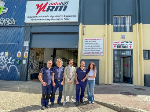 El alcalde, Alejandro Navarro Prieto, visitando Auto HiFi RM junto a su propietario, Isidoro Esteban Tornero y algunos de sus trabajadores 