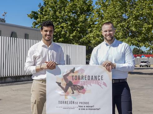 El alcalde, Alejandro Navarro Prieto, y el concejal de Juventud, Urbanismo y Vivienda, Víctor Miranda, presentando la nueva edición de Torredance, que se celebrará este sábado 6 y el domingo, 7 de junio, en el Recinto de Conciertos Ferial 