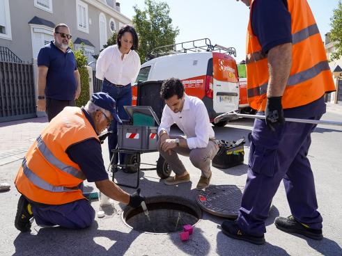 El alcalde, Alejandro Navarro, junto a la concejala de Medio Ambiente, Esperanza Fernández de Mesa, supervisando los trabajos que se están llevando a cabo en uno de los barrios de la ciudad