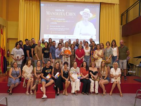 El alcalde, Alejandro Navarro Prieto, la concejala de Igualdad y Festejos, Maria Eugenia Gil, y asistentes al acto con Manolita Chen