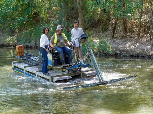El barco anfibio que elimina las plantas acuáticas del río Henares donde anidan los insectos, principal herramienta que utiliza el Ayuntamiento de Torrejón de Ardoz para luchar contra los mosquitos y la mosca negra