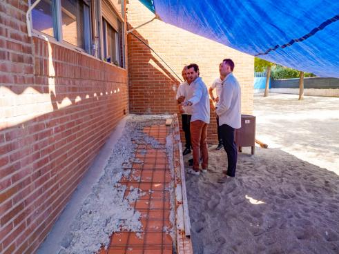 En el colegio Ramón y Cajal se está mejorando la accesibilidad con la construcción de una rampa
