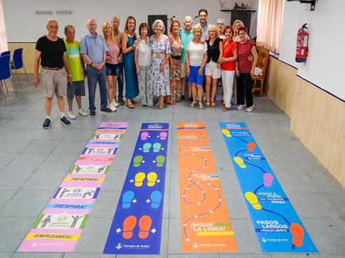 El alcalde, Alejandro Navarro Prieto y la concejala de Mayores, Ana Verónica González, junto a algunos usuarios en el Centro de Mayores de la calle Madrid