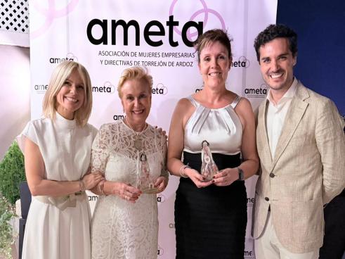 El alcalde, Alejandro Navarro, la presidenta de AMETA, María de la Peña, con Ana García Rodríguez de Pastelería Migas y Carmen Quintanilla, presidenta de AFAMMER