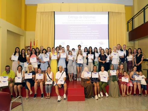 El alcalde, Alejandro Navarro Prieto, el concejal de Bienestar, Educación e Inmigración, Rubén Martínez, la coordinadora General de Aideformacion, María Eugenia Larraín, y alumnos que han logrado superar la formación