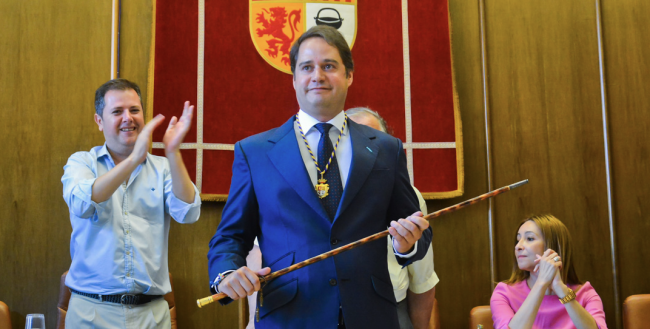 Ignacio Vázquez es aplaudido tras recibir la vara de mando