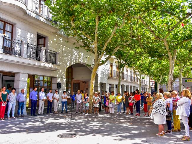 Torrejón de Ardoz ha guardado hoy lunes 2 de septiembre un minuto de silencio como homenaje a las víctimas de la violencia de género