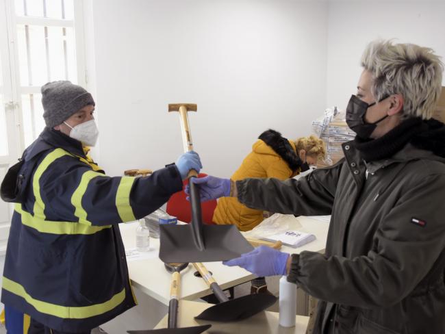 El Ayuntamiento presta el uso de 7.000 palas a los vecinos ya que así lo han solicitado muchos de ellos debido a que no pueden adquirirlas en el mercado al estar agotadas las existencias