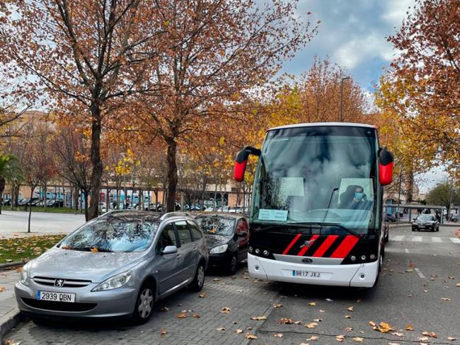 Los torrejoneros pueden acudir a Oasiz Madrid en autobús gratuito sufragado por el propio centro comercial desde la estación de Cercanías Soto del Henares y desde Plaza de España con la nueva línea 6 de autobuses que da servicio además a todo el Polígono 
