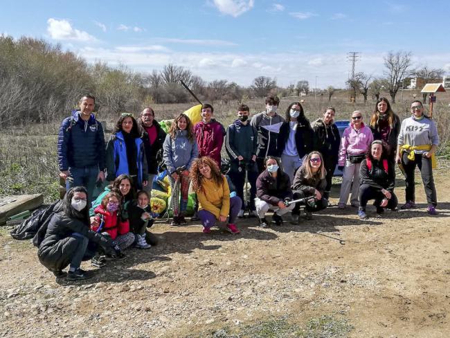 Vecinos voluntarios extrajeron más de 500 kilos de basura en la ribera del río Henares e instalaron cajas nido para facilitar el anidamiento de aves insectívoras