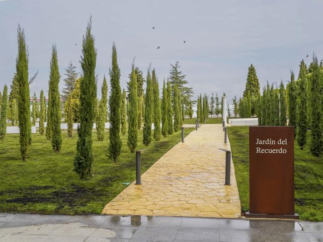 Hoy y mañana, 1 de noviembre, con motivo del Día de Todos los Santos, se amplía el horario del cementerio
