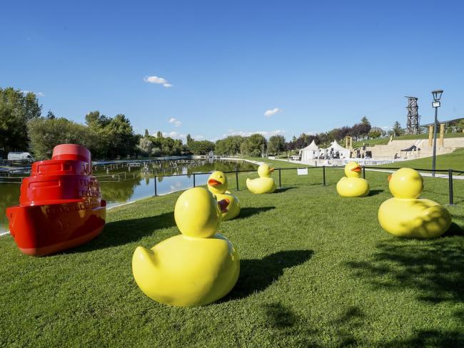 Hasta el próximo 2 de noviembre, los visitantes del Parque Europa podrán disfrutar de los famosos patos y “osos gominola” de dEmo, uno de los artistas españoles más originales e internacionales 