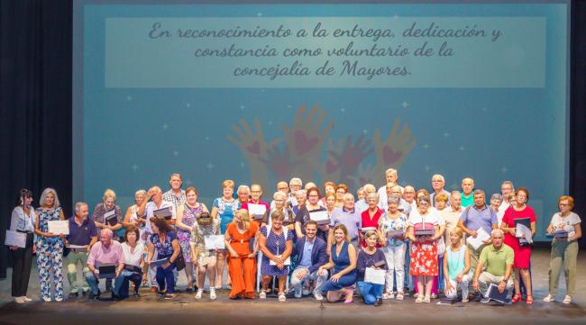 El alcalde, Alejandro Narro Prieto, y la concejala de Mayores, Ana Verónica González, con los mayores voluntarios