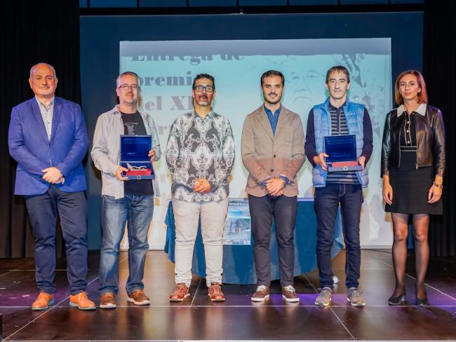 El alcalde, Alejandro Navarro Prieto, junto al ganador, José Ignacio Lorente, el primer accésit, Juan Manuel Ruiz, el segundo accésit, Chema Remesal Pérez, la gerente del patrocinador Parque Corredor, Joaquina Joaquín, y el concejal de Cultura, José Antonio Moreno