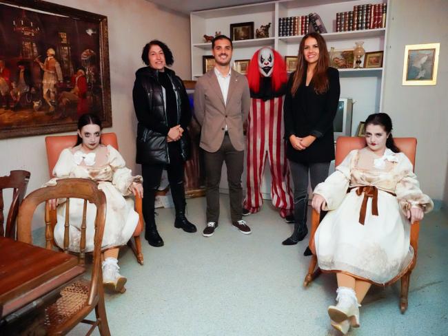 El alcalde, Alejandro Navarro Prieto, la concejala de Igualdad y Festejos, María Eugenia Gil, la edil de Turismo, Miriam Gutiérrez, presentando la iniciativa