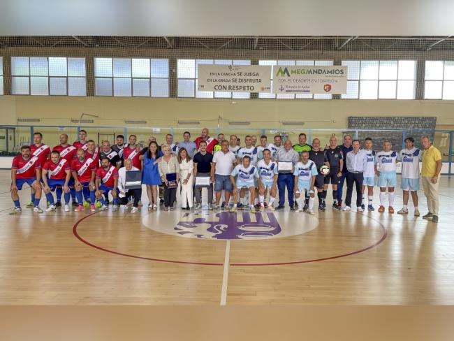 Los integrantes de ambos equipos junto a los familiares de Bernardo Calvo, el alcalde, Alejandro Navarro Prieto, y el concejal de Deportes y Movilidad, José Miguel Martín Criado