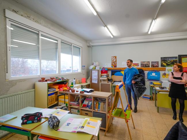 El alcalde, Alejandro Navarro Prieto, anuncia que se van a cambiar las cubiertas de la Escuela Infantil La Cigarra y la Hormiga, el Pabellón Deportivo Sonia Abejón M-4 y el Colegio Vicente Aleixandre para solventar las goteras que sufren estas instalaciones
