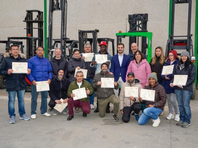 El alcalde, Alejandro Navarro Prieto, con los alumnos que han superado con éxito el curso de “Operador de carretillas elevadoras”