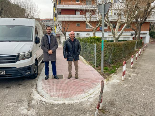 El alcalde, Alejandro Navarro Prieto, y el primer teniente de alcalde y concejal de Obras, Limpieza Urbana, Administración y Contratación, Valeriano Díaz, en la nueva acera de la calle Brújula 