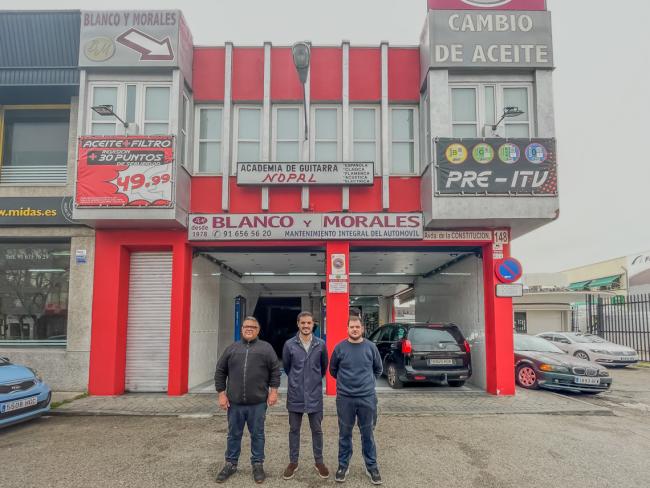 El alcalde, Alejandro Navarro Prieto, visitando el taller Blanco y Morales, junto a sus gerentes, Marciano Blanco y Daniel Morales