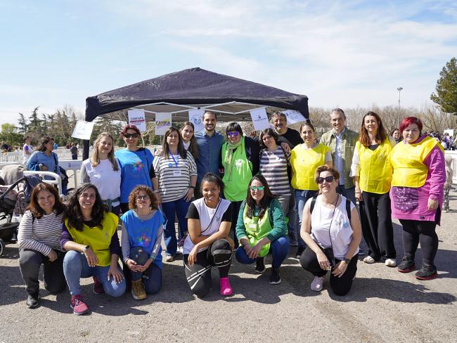 El alcalde, Alejandro Navarro, y el concejal de Educación, Bienestar e Inmigración, Rubén Martínez, junto a participantes y organizadores de la iniciativa 