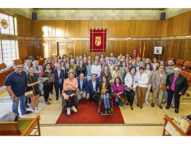 El alcalde, Alejandro Navarro Prieto, y el concejal de Bienestar, Educación e Inmigración, Rubén Martínez, con todos los representantes de las entidades sociales de la ciudad