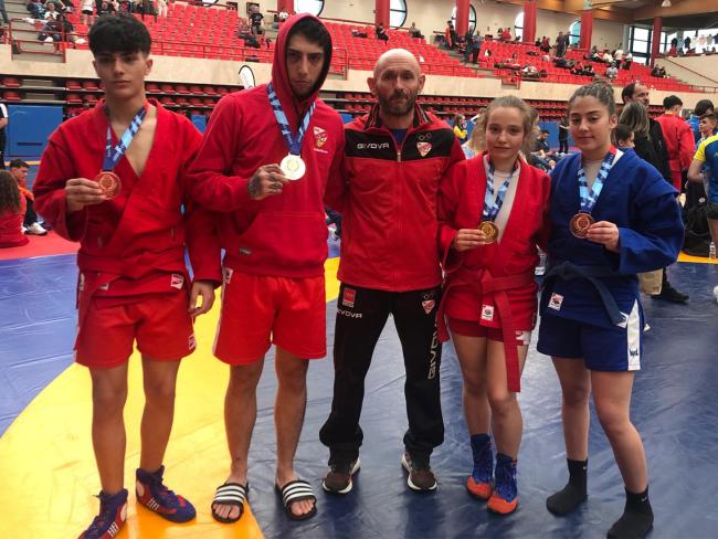 Los competidores del Club de Lucha de Torrejón de Ardoz que lograron medalla en el Campeonato de Madrid junto a José Manuel García-Morales, presidente del club