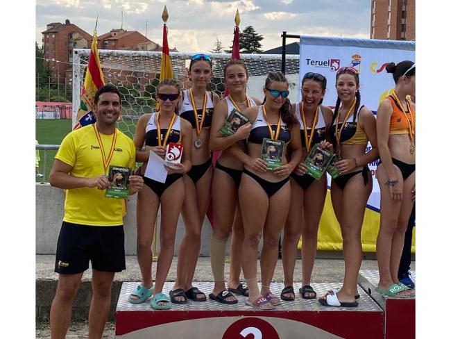 De izquierda a derecha, junto a su entrenador, Nahia Sierra y Carlota Aguilar