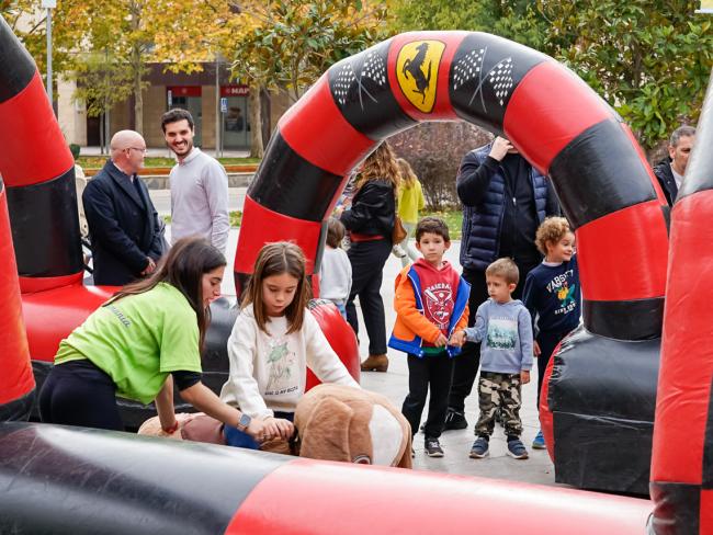 El alcalde, Alejandro Navarro, y el primer teniente de alcalde, Valeriano Díaz, en las actividades con motivo del Día Mundial de la Infancia 