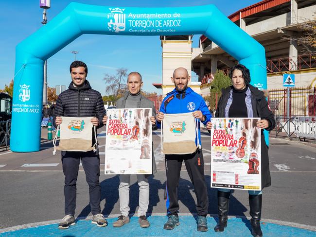 El alcalde, Alejandro Navarro Prieto, y la concejala de Turismo, Miriam Gutiérrez, acompañados de Borja Sánchez, presidente del Club Atletismo Torrejón y José Manuel García, presidente del Club Runners Torrejón, en el momento de la presentación de esta iniciativa