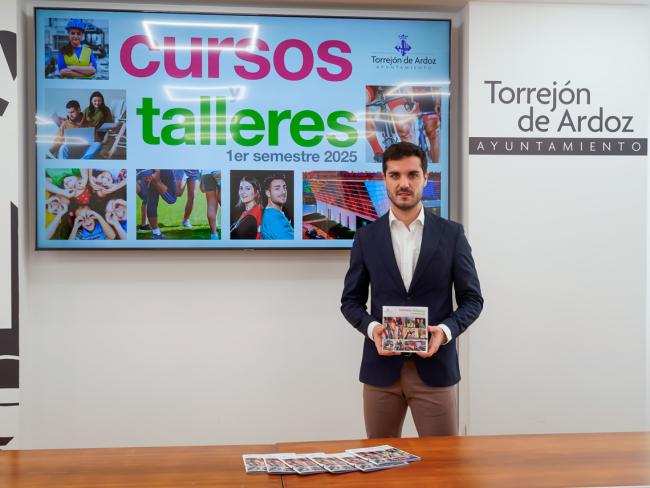 El alcalde, Alejandro Navarro, en el momento de la presentación de la nueva oferta de cursos y talleres