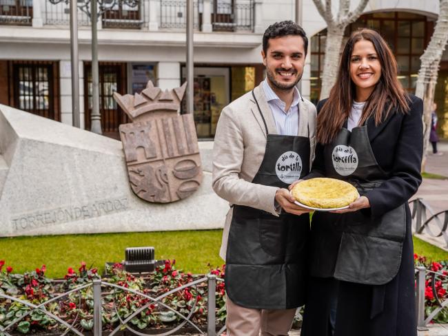 El alcalde, Alejandro Navarro Prieto, y la concejala de Igualdad y Festejos, María Eugenia Gil, presentado las actividades organizadas con motivo del Día de la Tortilla