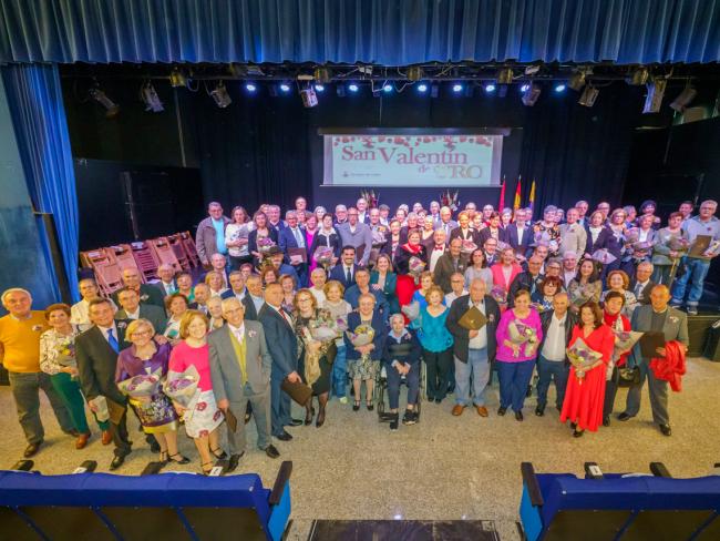 El alcalde de Torrejón de Ardoz, Alejandro Navarro Prieto, y la concejala de Mayores, Ana Verónica González, con todas las parejas