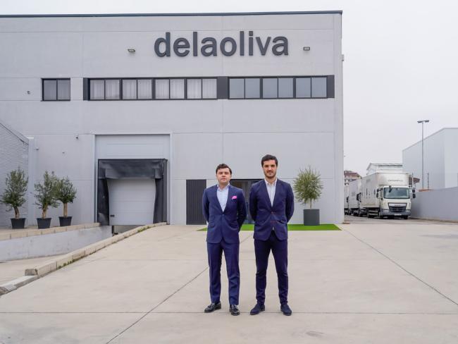 El alcalde, Alejandro Navarro, visitando delaoliva junto a su gerente, José Ramón Sánchez