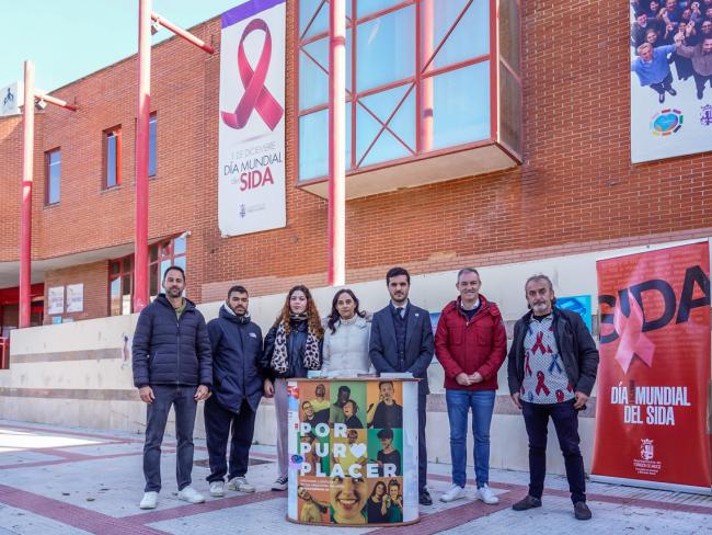 El alcalde, Alejandro Navarro Prieto, y el concejal de Bienestar, Educación e Inmigración, Rubén Martínez, visitando el punto informativo instalado con motivo del Día Mundial del SIDA
