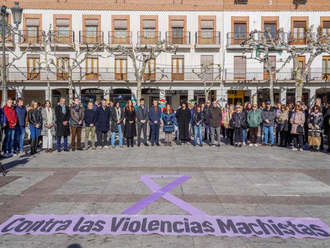Torrejón de Ardoz ha guardado esta mañana un minuto de silencio en recuerdo de María Ángeles, vecina de la ciudad, presuntamente, asesinada por su pareja