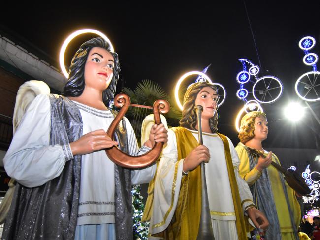 El Pasacalles de los Ángeles Navideños Gigantes que anuncian la llegada de los Reyes Magos desfilarán por la Plaza de los Guachis-Plaza Mayor y Zona Centro 