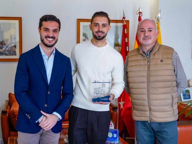 El alcalde, Alejandro Navarro Prieto y el concejal de cultura, José Antonio Moreno, con el guitarrista torrejonero, Ángel Flores, recientemente galardonado con el Premio Nacional de Guitarra en el XXIV Concurso Nacional de Arte Flamenco (CNAF) de Córdoba