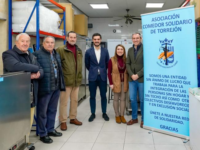 El alcalde, Alejandro Navarro Prieto, el concejal de Bienestar, Educación e Inmigración, Rubén Martínez, a la directora del centro, Margarita Villa, y otros componentes de la junta directiva del Comedor Social en las instalaciones ubicadas en la calle Soria