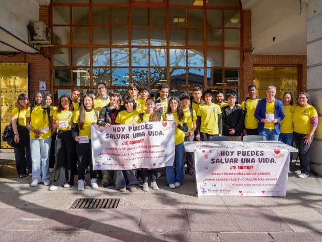 El alcalde, Alejandro Navarro Prieto, y el concejal de Bienestar, Educación e Inmigración, Rubén Martínez, junto a los estudiantes, presentando la III Maratón de Sangre