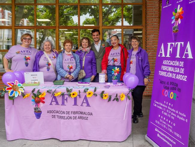 El alcalde, Alejandro Navarro Prieto, y el concejal de Bienestar, Educación e Inmigración, Rubén Martínez, acompañados por componentes de AFTA, visitando la mesa informativa instalada en la Plaza Mayor