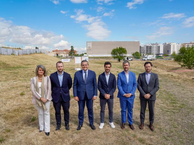 El alcalde, Alejandro Navarro Prieto, ha visitado junto al consejero de Presidencia, Justicia y Administración Local de la Comunidad de Madrid, Miguel Ángel García Martín, el consejero de Vivienda, Transportes e Infraestructuras, Jorge Rodrigo, el consejero delegado de Planifica Madrid, Pedro Corbalán, y la directora general de Vivienda y Rehabilitación, Mª José Piciio Marchetti, en la parcela donde se edificarán los inmuebles 