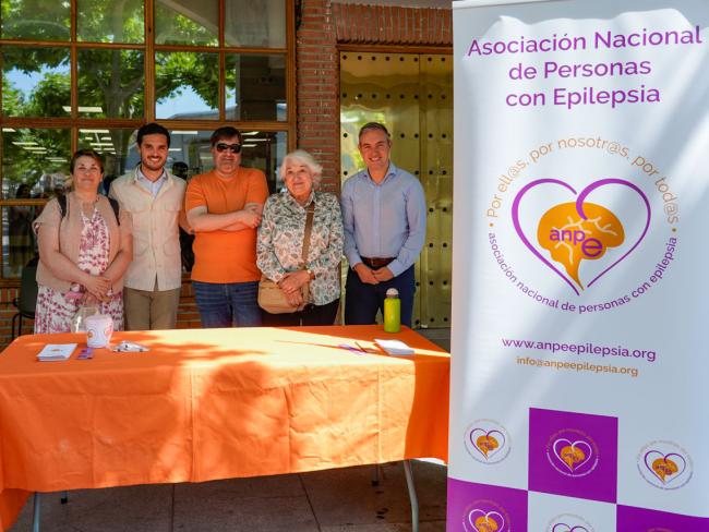 El alcalde, Alejandro Navarro y el concejal de Bienestar, Educación e Inmigración, Rubén Martínez, con la presidenta de la delegación de la Asociación Nacional de Personas con Epilepsia (ANPE) en Torrejón de Ardoz, Isabel Madrid y otros representantes de la entidad