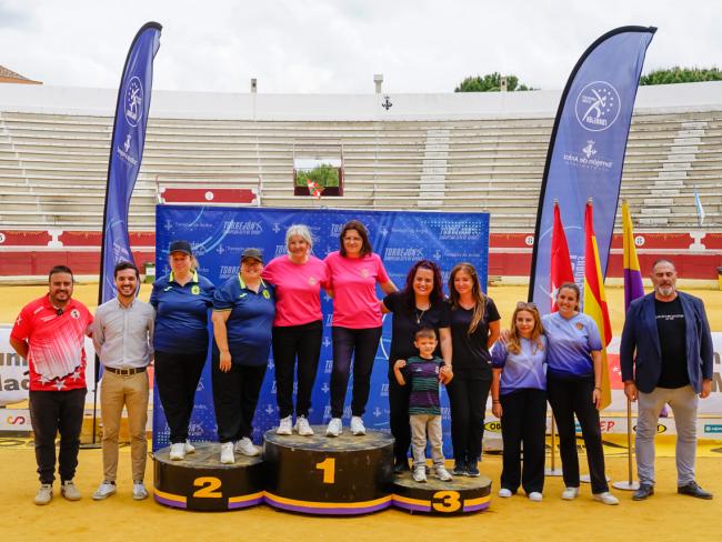 Podio de la máxima categoría femenina con Susana Panadero y Nuria Panadero, de la AD Petanca Torrejón, que quedaron en segundo lugar