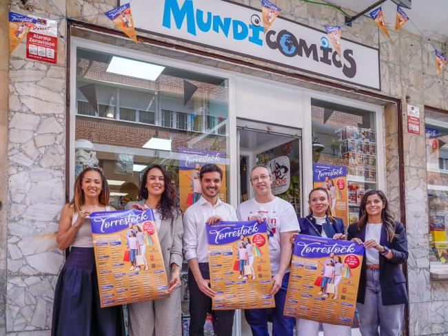 El alcalde, Alejandro Navarro Prieto, presentando “Torrestock: Feria de oportunidades”, en Mundicomics, junto a su propietario, José Campos; Carolina Santana, de UNICEM; Vanesa Calvo del Saz, de la Asociación Zona Centro y Tania Hernández y Anabel Sánchez, de EMMU  