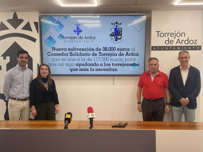 El alcalde, Alejandro Navarro Prieto, el concejal de Educación, Bienestar e Inmigración, Rubén Martínez, junto a la directora del Comedor Solidario, Margarita Villa, y Bernardo Martín, componente de la junta directiva de la entidad