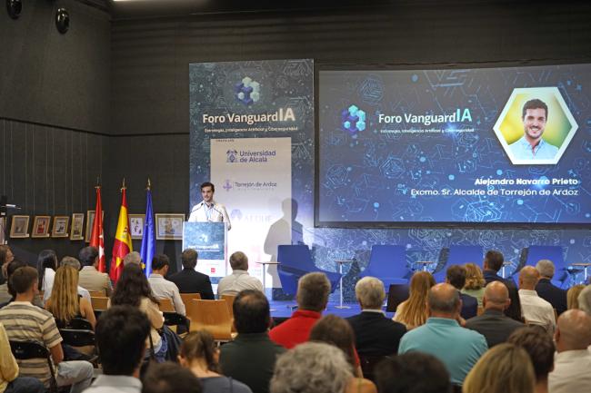 El alcalde, Alejandro Navarro Prieto, asiste a la inauguración del Foro VanguardIA 