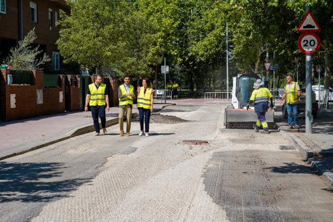 El alcalde, Alejandro Navarro, el 1er teniente de alcalde y concejal de Urbanismo, Vivienda y Juventud, Víctor Miranda y la técnica responsable de coordinación de estos planes y programas en el Ayuntamiento a la funcionaria de carrera e ingeniera de caminos, canales y puertos, Mercedes Tomé, supervisando las obras