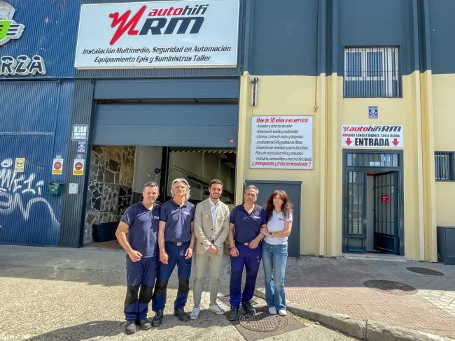 El alcalde, Alejandro Navarro Prieto, visitando Auto HiFi RM junto a su propietario, Isidoro Esteban Tornero y algunos de sus trabajadores 